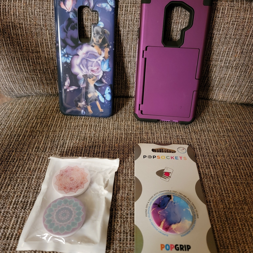 This is a bundle of 3 pop sockets -& 2 Galaxy Cell Phone Cases- (All New)